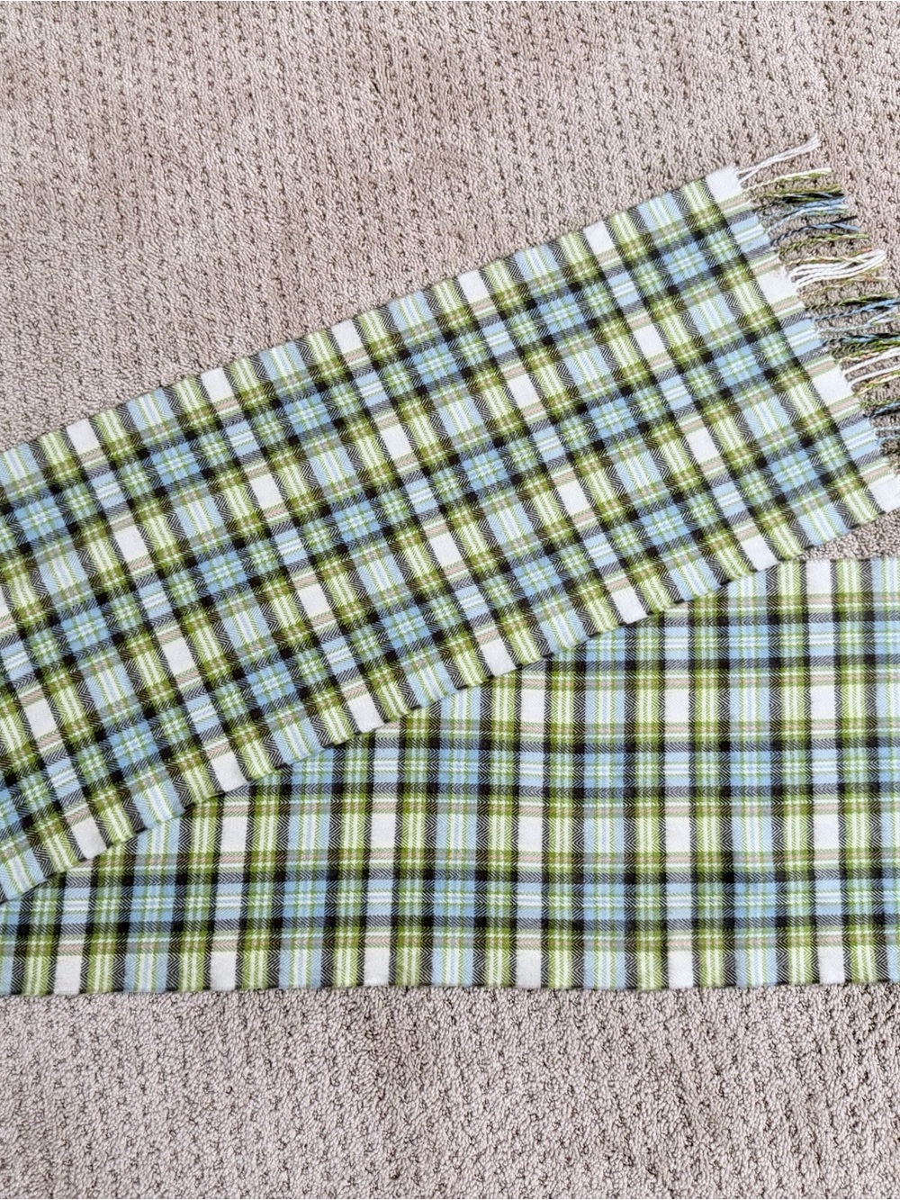 100% Cashmere Plaid Scarf Made in Scotland Green Blue Cream Fringe - Picture 6 of 9
